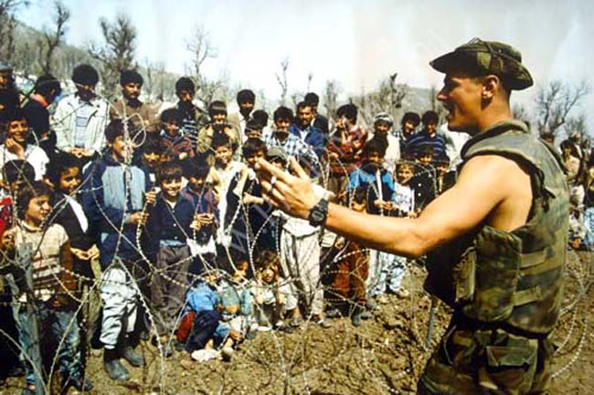 028 Old McDonald...US Soldat singt m. Kindern 004