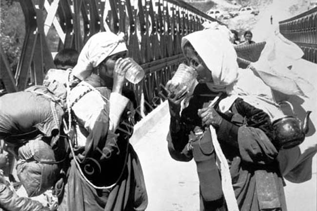 099 Britische Soldaten verteilen Wasser 071