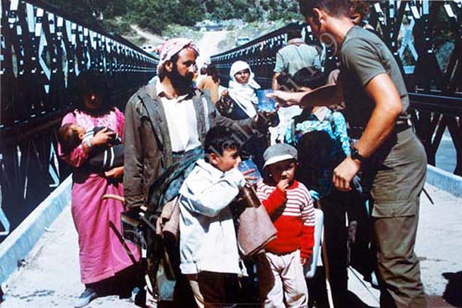 103 Britische Soldaten verteilen Wasser 077