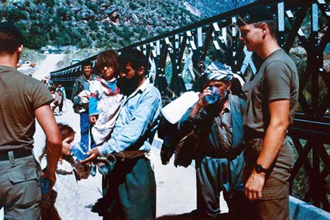 104 Britische Soldaten verteilen Wasser 078